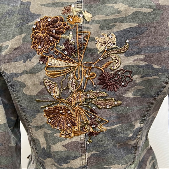Sirens girls camouflage embroidery detailing zipper front jacket. Size S. Used. - Picture 7 of 14